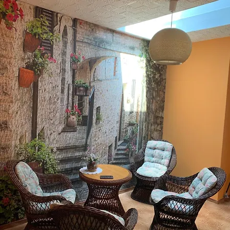Πανσιόν Gold Ribbon Family House 3*